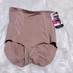 NWT Secret waist winching shapewear‎ brief size M